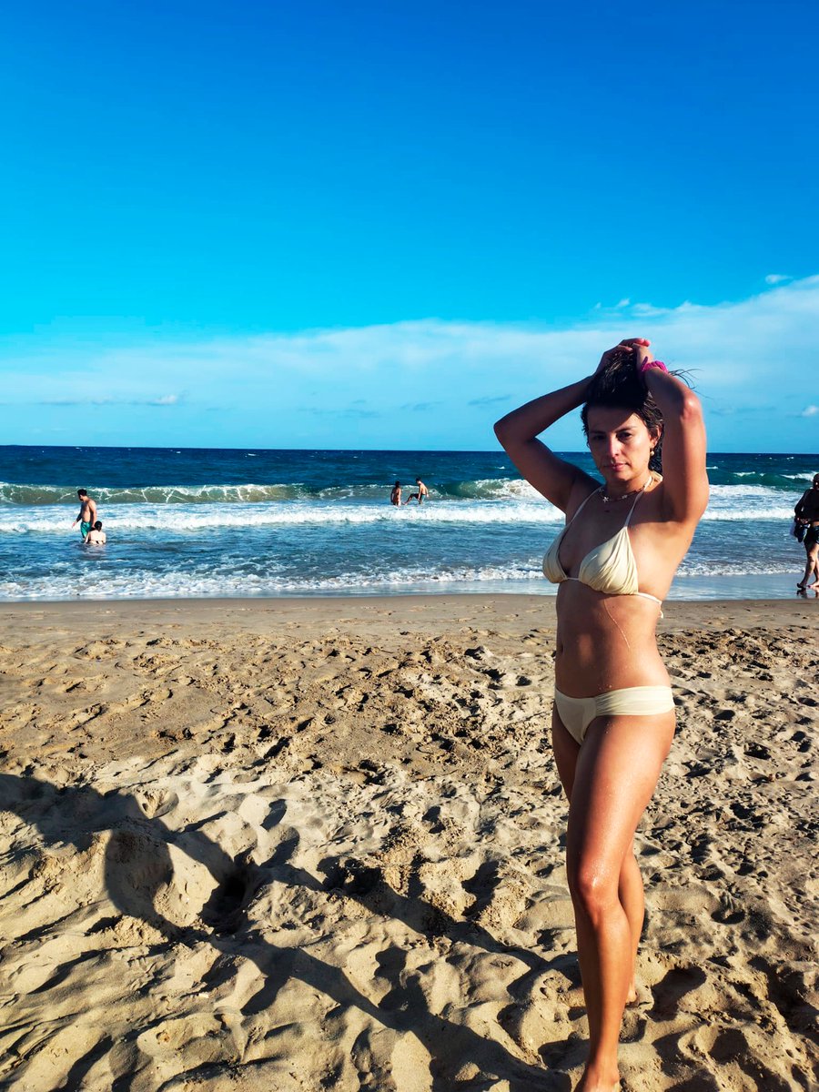 GiselMusic's tweet image. Resumen de lo sabroso que la pasamos con mi @roynmh en nuestro primer viaje al mar desde que llegamos a #España.

Nos decidimos por #villajoiosa por ser un antiguo pueblo pescador, adornado por casitas de colores (pintadas así para identificarlas entre los propios pescadores)