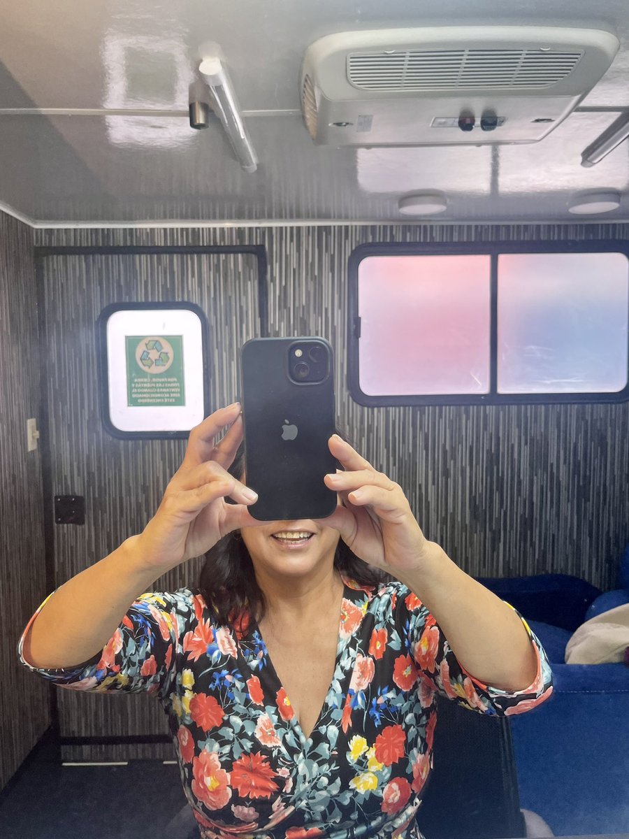 Aquí. Grabando, muy contenta y muy florida