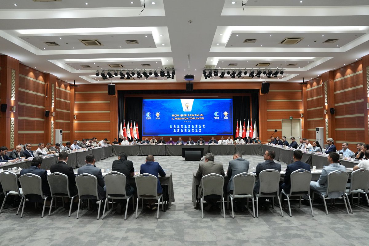 İstanbul İl Seçim İşleri Başkanlığı olarak İl Komisyon toplantımızı gerçekleştirdik. 

Üç farklı bölgedeki Seçim İşleri Komisyonlarımızın faaliyetlerini değerlendirdiğimiz toplantımızda ayrıca Hukuk ve Eğitim Komisyonumuzun misyonu ve yapacakları çalışmalar hakkında istişarelerde