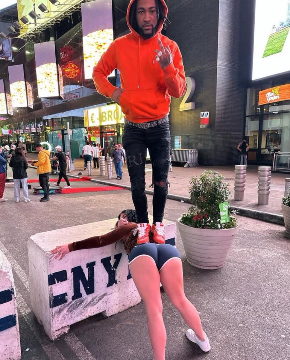 insane poses tweet media