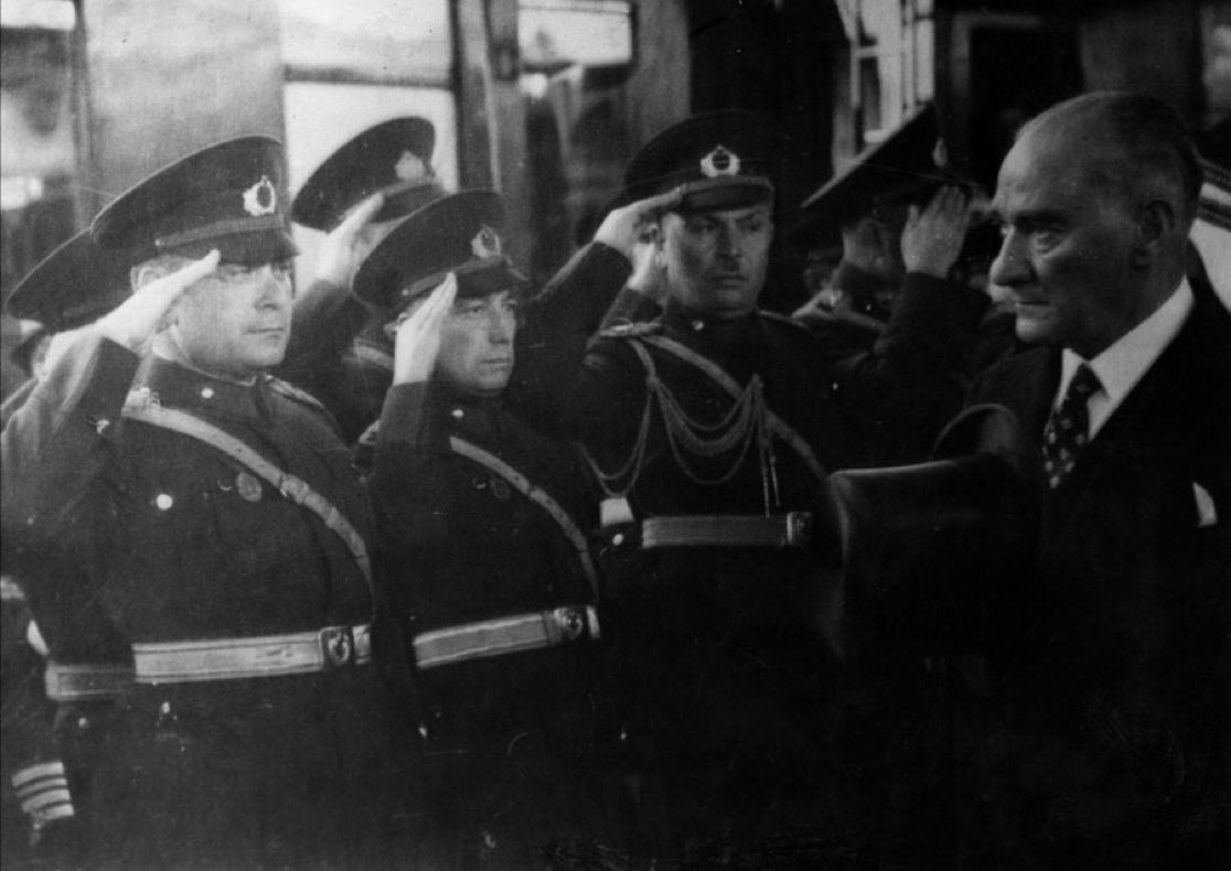 Atatürk'e ve Türkiye'ye saygı duymayan herkese ırkçıyım.