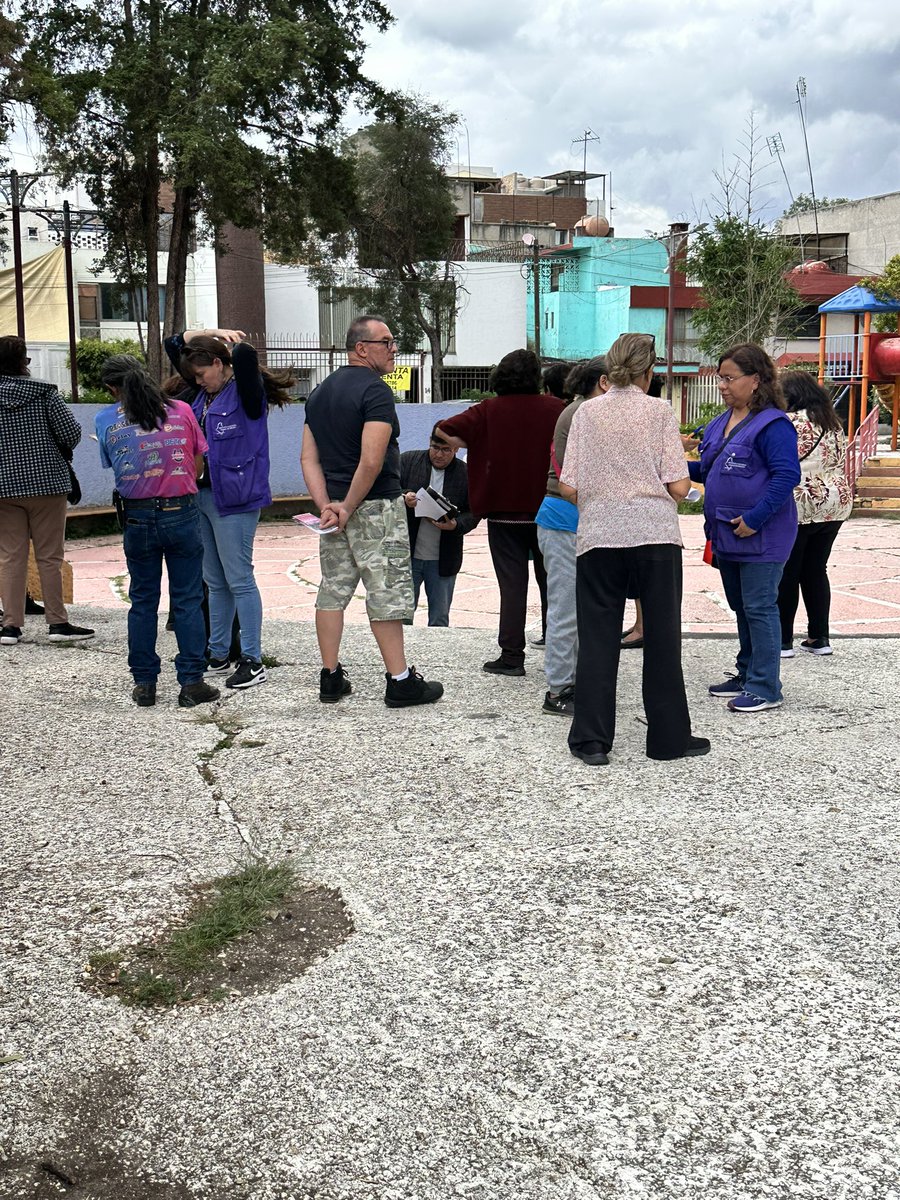paosomm's tweet photo. Que hacen funcionarios del @INEMexico en un parque haciéndoles firmar a viejitos unas formas? https://t.co/9bTlyEGZr2
