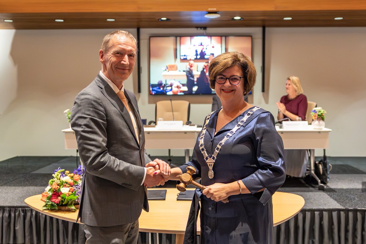 Marian Witte is de nieuwe burgemeester van de Hoeksche Waard. In het bijzijn van genodigden, bezoekers en haar naasten legde zij donderdagavond 11 september de belofte af in het gemeentehuis in Oud-Beijerland. Meer informatie? Lees hier verder 👉 bit.ly/3K56Wvr