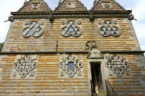 jdmccafferty's tweet photo. 11 Sept 1605: d.  Sir Thomas Tresham, prominent #Catholic #recusant #otd who caused the construction of the very symbolically laden Rushton Triangular Lodge &amp; Lyveden New Bield (Daderot/ Wehha) https://t.co/ts5L21cku3