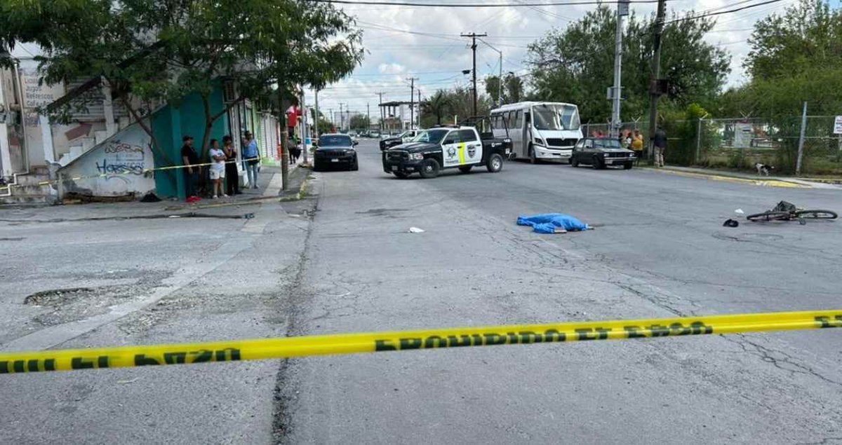 Muere ciclista tras ser atropellado por camión de transporte en #Apodaca 🚌 el hombre de 78 años murió en el lugar

El percance se registró en el cruce de la avenida Metroplex con la calle N15, esto no se arregla con boyas o bordos <a href="/Cesargarzaarr/">César Garza Arredondo</a> urge poner orden en el transporte