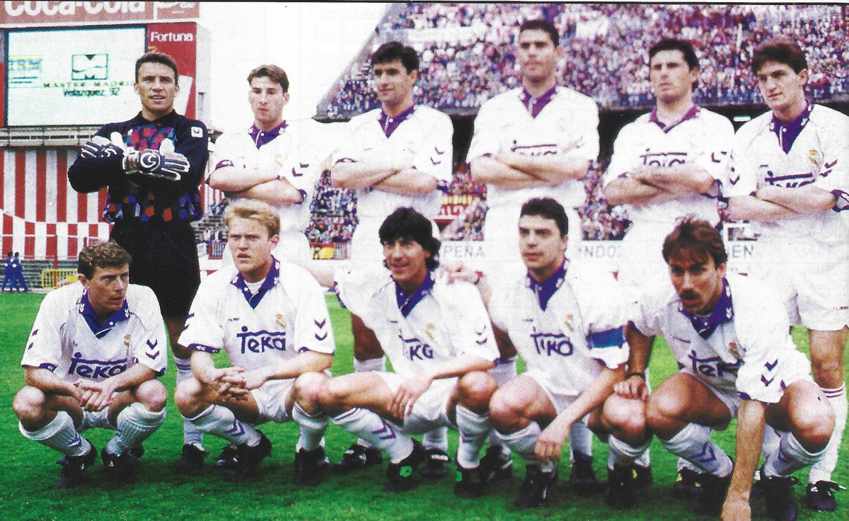 📷 Real Madrid 93/94.

👥 Buyo, Velasco, Míchel, Hierro, Alkorta y Lasa (arriba). Butragueño, Prosinecki, Zamorano, Sanchís y Martín Vázquez (abajo).

📋 Entrenador: Benito Floro (27 jornadas), Vicente Del Bosque (11 jornadas).