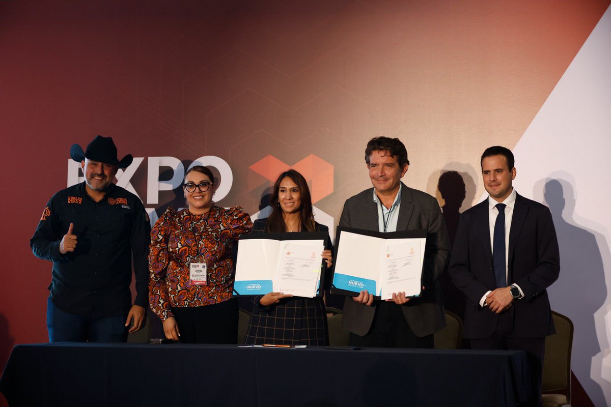 ¡Histórico momento en #ExpoPyme2025! 🖋️✨

Hoy fuimos testigos de la firma de un convenio estratégico que impulsará el comercio exterior de nuestras empresas locales.

DHL, <a href="/DHLMex/">DHL México</a>  patrocinador de nuestra Expo Pyme 2025, y la Secretaría de Economía Estatal, <a href="/Economia_NL/">Secretaría de Economía de Nuevo León</a>