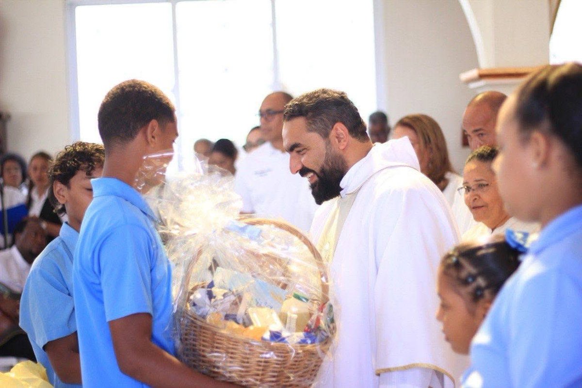 Villa Tapia inició con fe el año escolar 2025-2026 en la
Parroquia San Rafael.
El padre César Peralta motivó a los estudiantes a ser ciudadanos ejemplares.
El director distrital Rodolfo Martín
Cruz Martínez agradeció el compromiso de la comunidad educativa.
#VillaTapia #