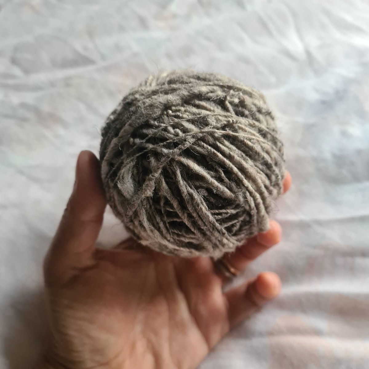 First handspun by my friend 😍 去年の夏に糸紡ぎを友人に教えていたのですが、これは彼女の初めての糸。この素朴さがたまらないですね。
#アイルランド #糸紡ぎ
