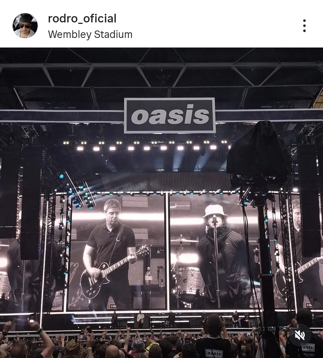 elrodroOficial's tweet image. En Londres en Oasis, @brentibrent. Cuando compré, hace un año, compré lo que había. Estando allá cambié de boleto a pista y regalé el otro boleto a un mesero que me atendió allá, super fan pero algo gastado por su bebé de 8M. Gasté una cifra de seis digitos

#excelenteServicio