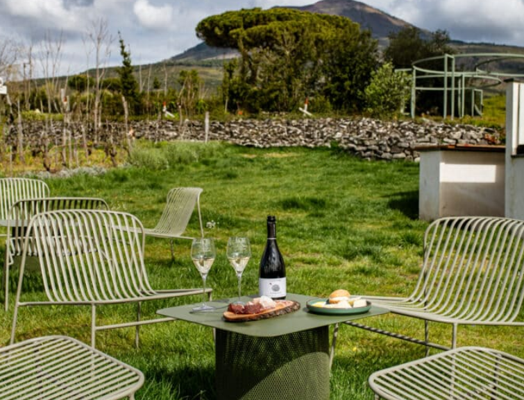 artumagazine.it/2025/09/11/vin…
Venerdì 19 settembre torna a Vigna delle Rose di Casa Setaro a Trecase l’evento “Vino&amp;Vinile”, aperitivo panoramico ai piedi del #Vesuvio che unisce #musica su vinile, #Sangria Vesuviana, #fingerfood creativi e #vini autoctoni 
#ristorazione #wine #food