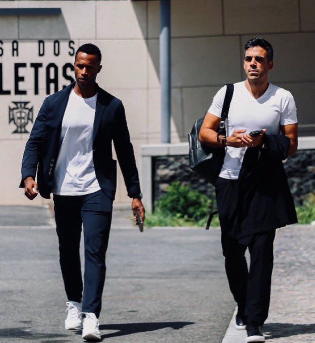 يريدون النصراويين في صراع دائم .. لكن انظر كيف ازبدوا وارتعدوا وهددوا لمجرد أن الجمهور صفق لعمل الإدارة التنفيذية .. يتمنون نصرًا ممزقًا بين جمهوره ونجومه وإدارته .. فكن واعيًا ..