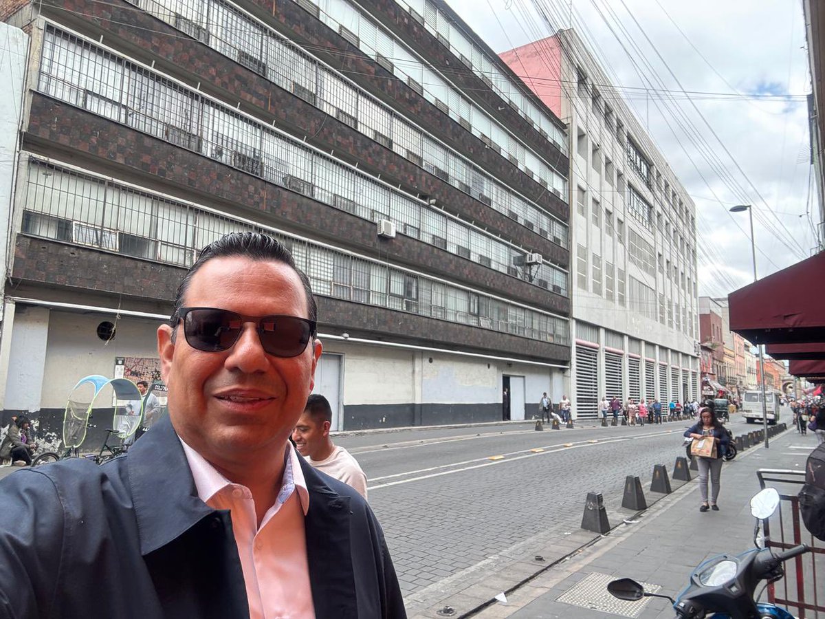 El Profr. Javier Ceballos, Secretario General de la Sección 54, desde la CDMX, en las oficinas centrales del Sindicato Nacional de Trabajadores de la Educación.
Seguimos trabajando con compromiso y corazón por nuestras y nuestros agremiados. 💛

#PorlaEducaciónalServiciodelPueblo