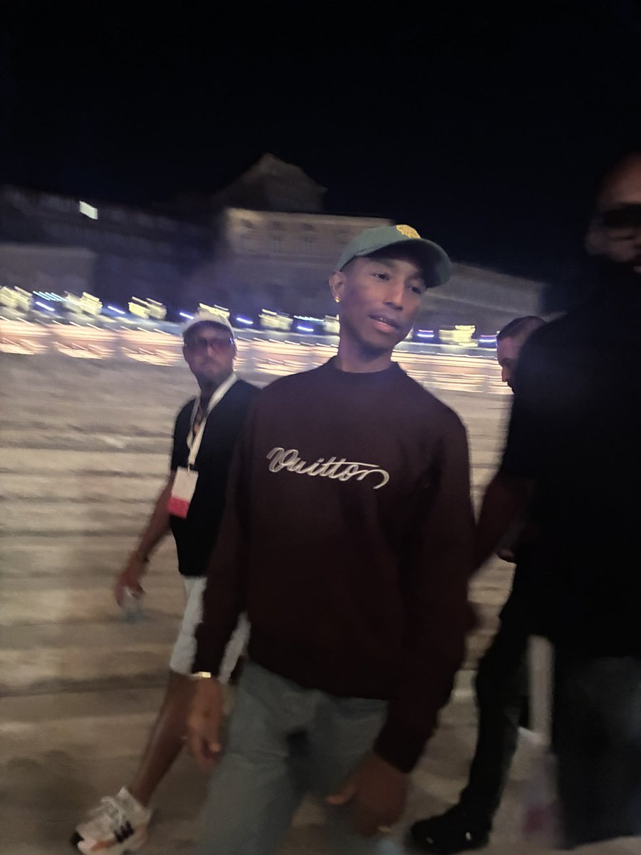 Je viens de croiser <a href="/Pharrell/">Pharrell Williams</a> au Vatican!!!
Amazing 
Mon séjour romain se termine incroyablement 🤩