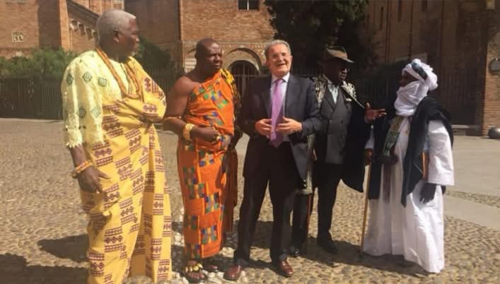 Ecco il Mortadella contento a Bologna con i suoi unici 4 elettori. Chiaramente stranieri. Gli italiani se ne guardano bene dal votare un imbecille che nell'arco della sua vita ha combinato solo guai. 😂😂