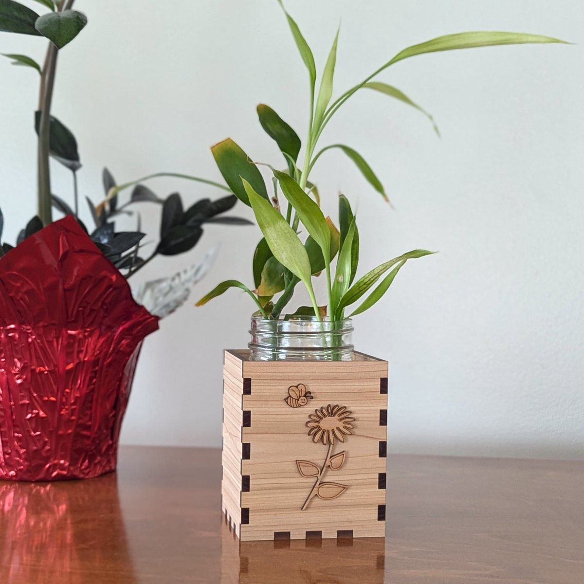 CordrickCreati1's tweet photo. Handmade cedar wood mason jar vase box with laser-cut bee and flower details. A rustic, nature-inspired home décor piece or thoughtful handmade gift.
#homedecor #woodwork #cordrickcreations 
https://t.co/I8ty85Ts5Y https://t.co/IuBMapSdTd
