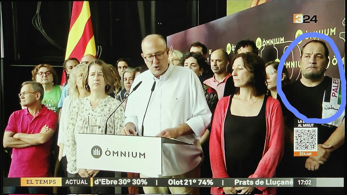 und0tt3d's tweet photo. @diariARA És que s'ha de ser subnormal, per portar la bandera d'un país contrari a la #independència de #Catalunya, a la manifestació de la #diadanacionaldecatalunya #11S2025. És com si portés "l'estanquera" amb el "pollo"!

#JaNhiHaProu #SalvemCatalunya https://t.co/8hmpPMJOak