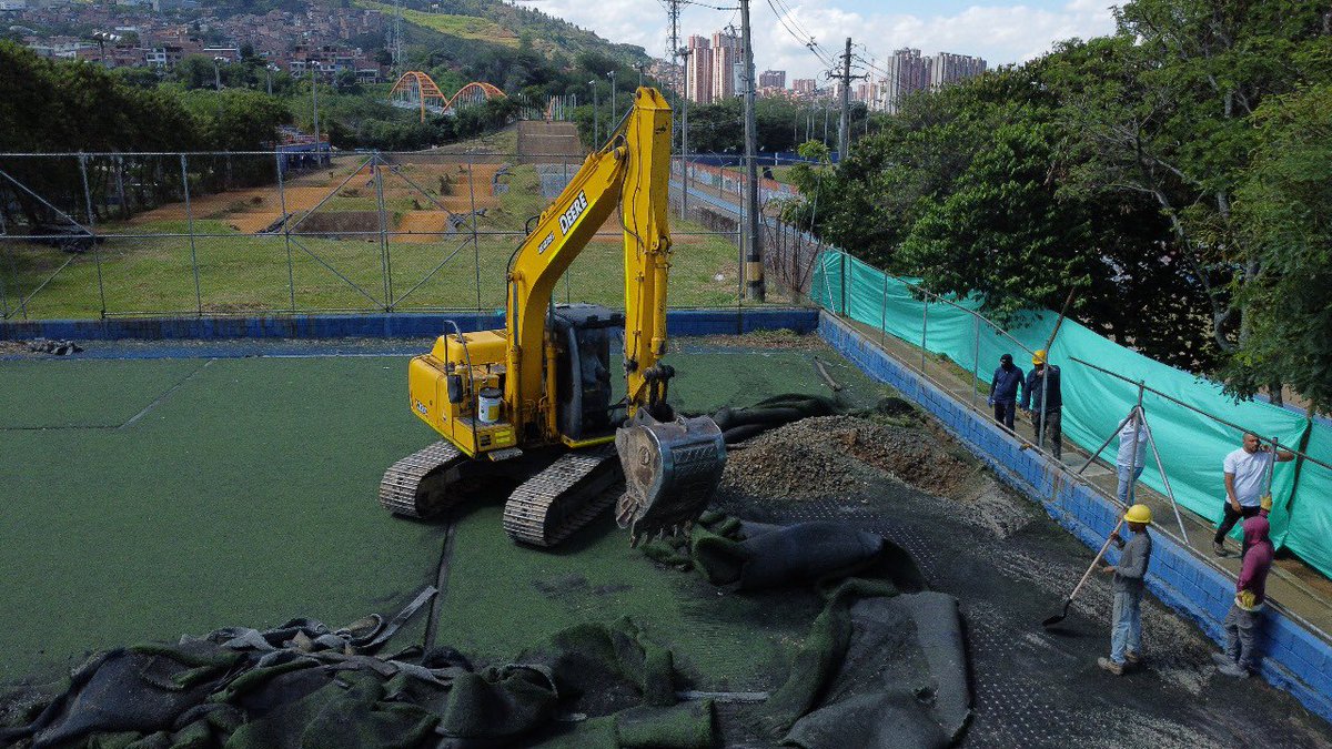 AlcaldiadeBello's tweet photo. 🚧 ¡La transformación ya está en marcha! En la cancha auxiliar de la Unidad Deportiva Tulio Ospina iniciamos obras con: ✅ Remoción del césped sintético ✅ Retiro de la malla labonada ✅ Excavación para nuevos filtros y drenaje
💪 Muy pronto, un espacio renovado para todos. https://t.co/SPo82oO3Cx