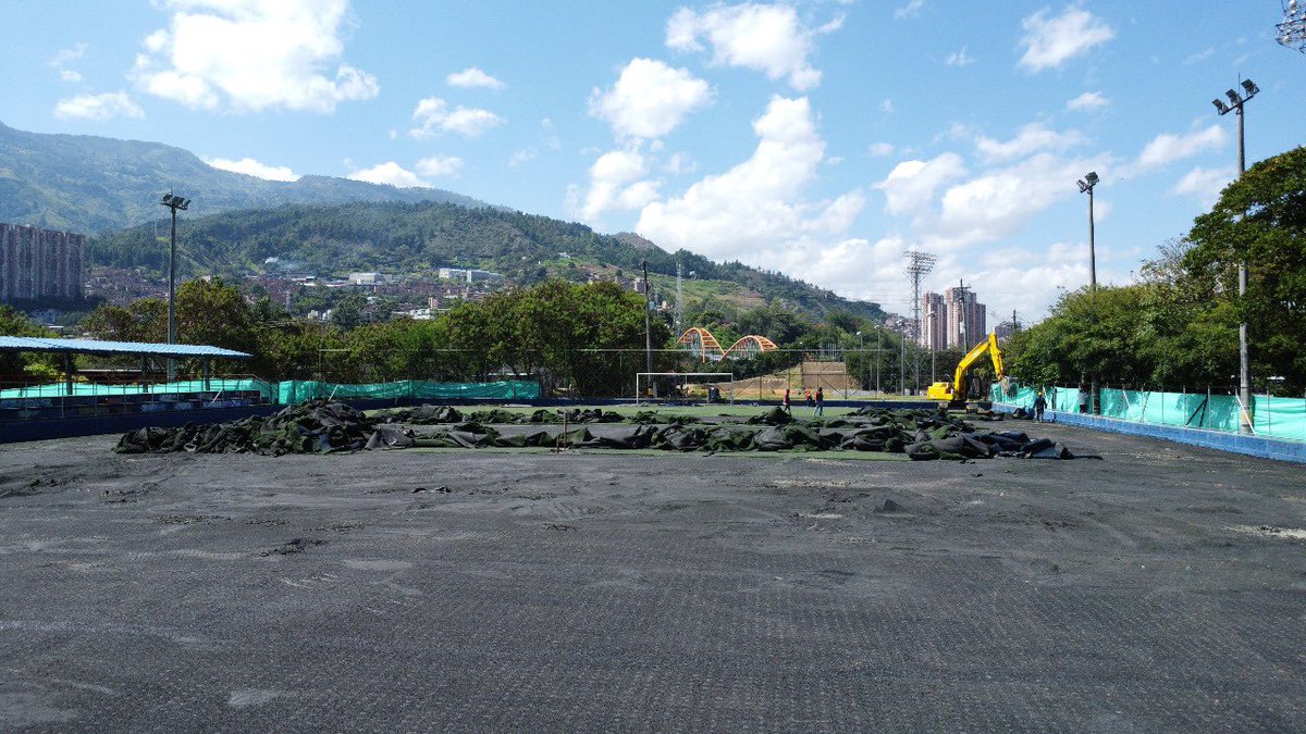 AlcaldiadeBello's tweet photo. 🚧 ¡La transformación ya está en marcha! En la cancha auxiliar de la Unidad Deportiva Tulio Ospina iniciamos obras con: ✅ Remoción del césped sintético ✅ Retiro de la malla labonada ✅ Excavación para nuevos filtros y drenaje
💪 Muy pronto, un espacio renovado para todos. https://t.co/SPo82oO3Cx