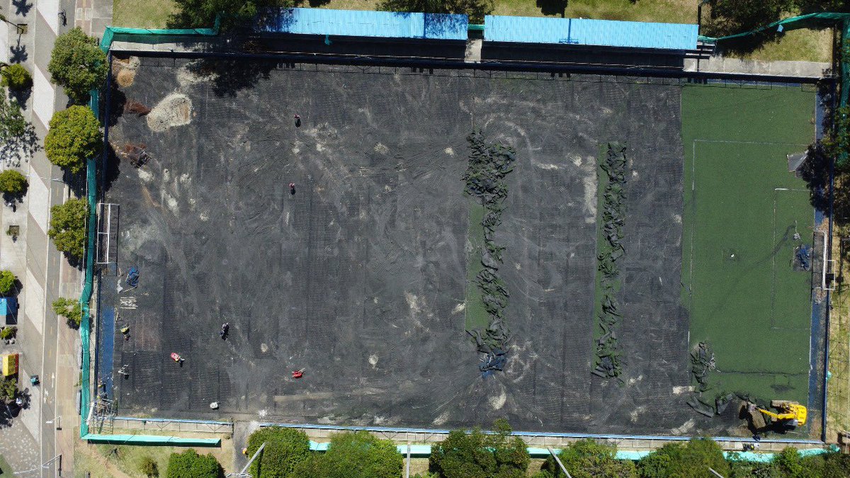 AlcaldiadeBello's tweet photo. 🚧 ¡La transformación ya está en marcha! En la cancha auxiliar de la Unidad Deportiva Tulio Ospina iniciamos obras con: ✅ Remoción del césped sintético ✅ Retiro de la malla labonada ✅ Excavación para nuevos filtros y drenaje
💪 Muy pronto, un espacio renovado para todos. https://t.co/SPo82oO3Cx