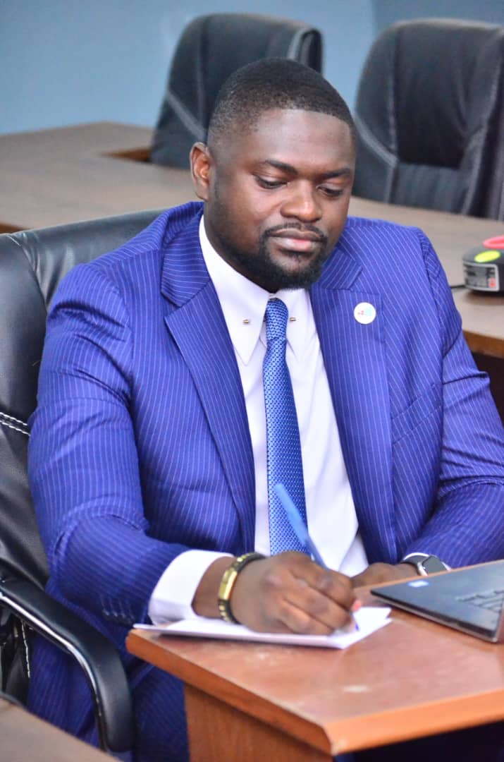 MichelMuvudi's tweet image. #ENANTIODROMIE. Fils Camille, tu as commencé tes études en étant sentinelle, tu t&apos;es battu, tu as rejoins le #GroupeCIDE et te voilà aujourd&apos;hui finir ta licence. En partageant ton témoignage, je redonne espoir aux jeunes qui sont dans le #GroupeCIDE sur ce chemin de résilience.