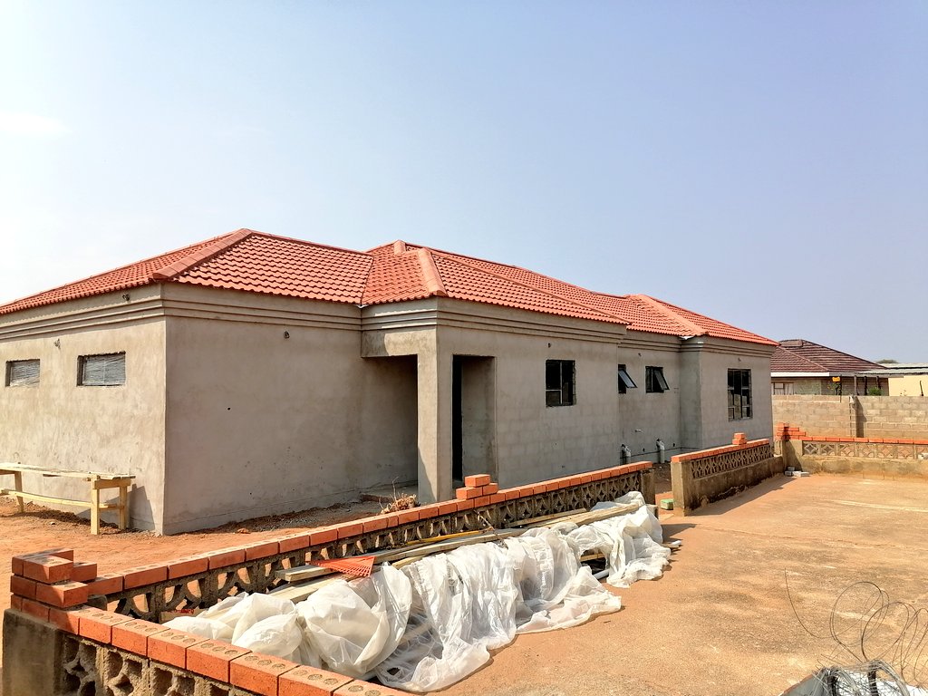 Kxng_Phexx's tweet image. 🏗️🧱 Block by Block
We bring ideas to reality
📍MOSHUPA, DIBOTONG
📞72552987
Le nne le bonno ba mmatota