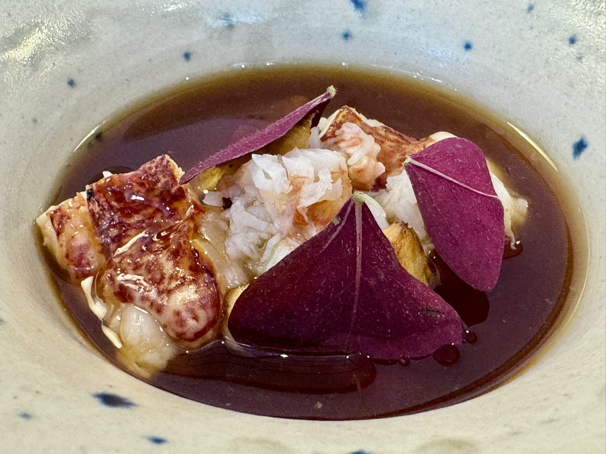 El arriesgado “fine dining” de Rubén Mosquero y su atrevida cocina de autor. Moderno restaurante en el barrio de Chamberí donde afronta el difícil reto de triunfar en la capital con un estilo marcadamente personal. gastroactitud.com/restaurante/re…