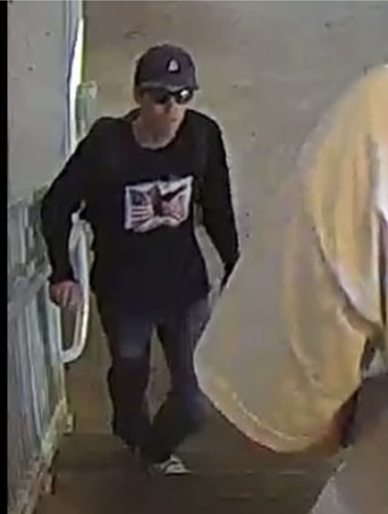 ÚLTIMA HORA|| FBI publica fotos del sospechoso de asesinar a Charlie Kirk. “Estamos pidiendo la ayuda del público para identificar a esta persona de interés en relación con el tiroteo mortal de Charlie Kirk en la Universidad del Valle de Utah. 1-800-CALL-FBI”