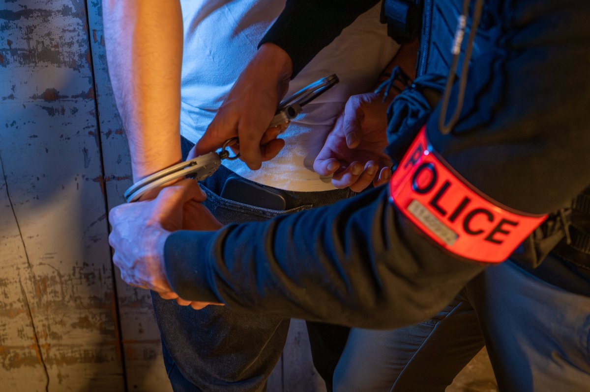 prefpolice's tweet image. Cette nuit, requis  pour un survol par drone de la Maison d’arrêt de #Fresnes, les policiers ont repéré des individus dans un véhicule stationné sur un parking à #LHaylesRoses.
Après contrôle et fouille :
📦 Drone, colis et véhicule saisis
🔴 4 interpellations