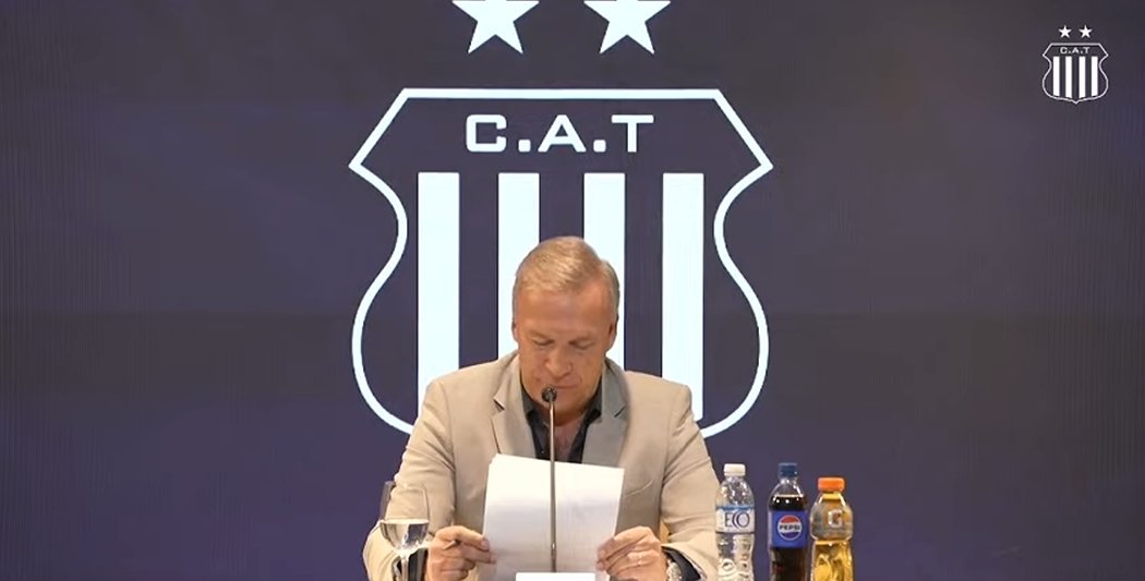 okdobleamarilla's tweet image. 🚨#ALERTA | Andrés #Fassi, en conferencia de prensa

&quot;Expreso públicamente una disculpa al presidente de #AFA, Claudio &quot;Chiqui&quot; #Tapia. Hace justamente un año, en septiembre del 2024, vivíamos la crisis con el árbitro Andrés Merlos en Mendoza. Pasados unos días de esos hechos,…