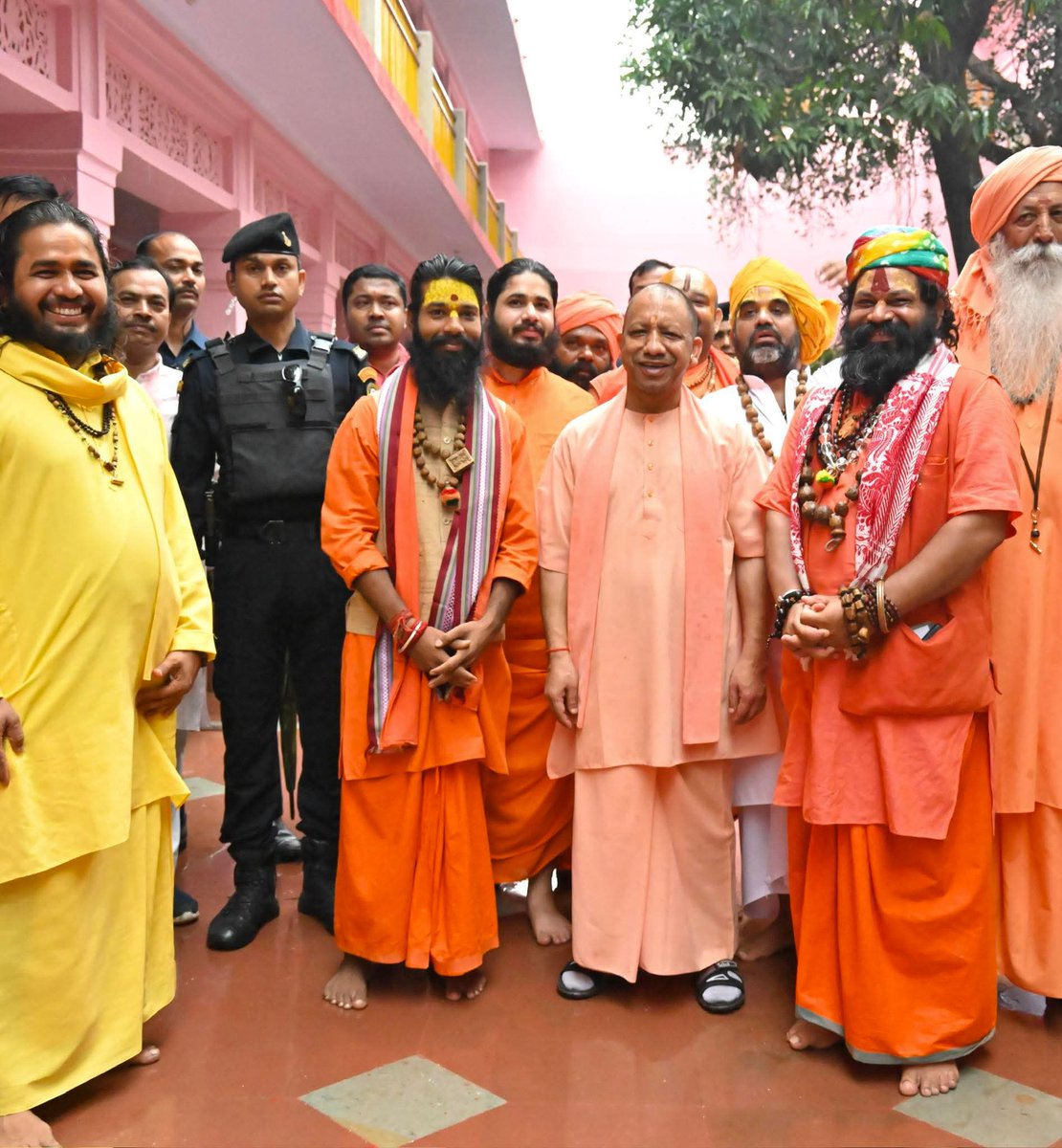 DeepakD25119255's tweet photo. आज उत्तर प्रदेश के मुख्यमंत्री योगी आदित्यनाथ जी महाराज गोरखपुर (गोरखनाथ मंदिर) परिसर घूमते समय उनका आशीर्वाद स्नेह प्राप्त हुआ https://t.co/MxBfPfAj0U