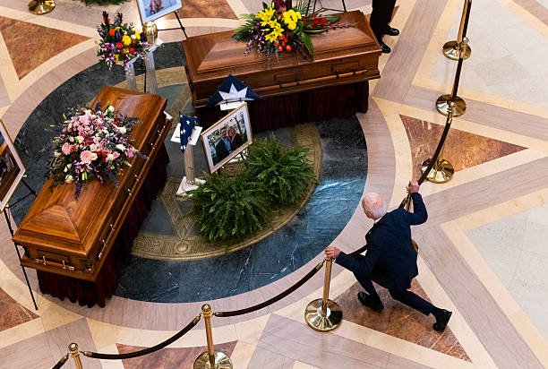 En juin 2025, l'élue démocrate Melissa Hortman et son mari Mark  ainsi que leur chien étaient assassinés par un trumpiste

Trump n'a pas mis les drapeaux en berne 
Il n'a pas été à leurs funérailles 

Le President Biden,lui, s'est agenouillé devant leurs cercueils 
#Kirk