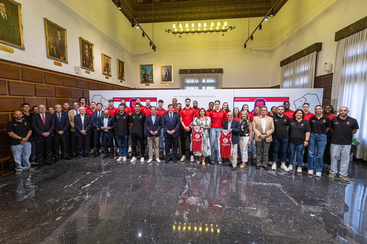🏀❤️ Hoy hemos recibido en el Ayuntamiento al <a href="/casademontBZ/">Casademont Zaragoza</a> orgullo de nuestra ciudad y referente del baloncesto.

Zaragoza vibra con la #MareaRoja y con cada canasta en el Príncipe Felipe. Sois el espejo en el que se miran miles de niños y niñas que disfrutan y aprenden valores