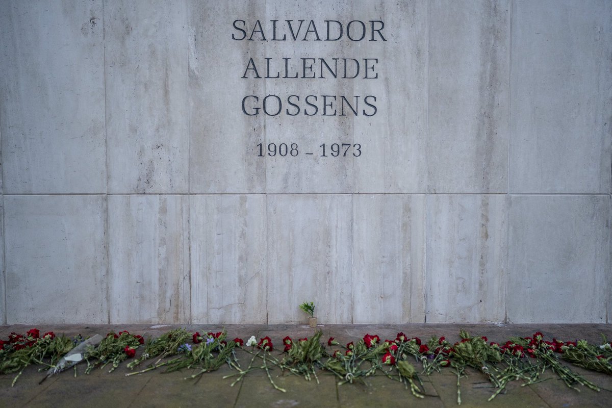 Esta mañana en una ceremonia en el Cementerio General, a 52 años del Golpe de Estado, pude compartir con la familia Allende, la Fundación Salvador Allende, cercanos y juventudes del progresismo. 

Es un orgullo ver cómo nuevas generaciones continúan el legado del Presidente