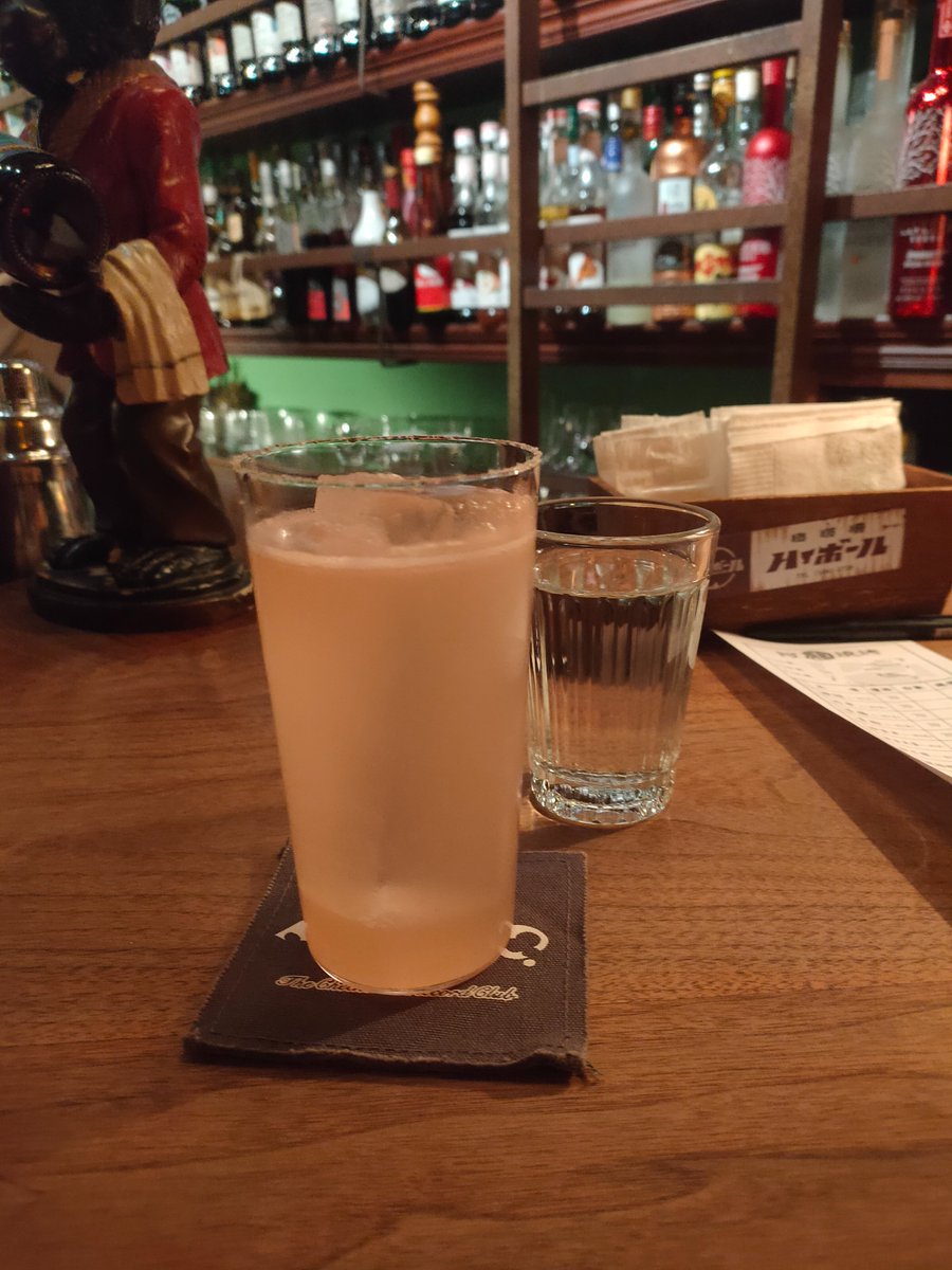 yodadal's tweet image. 喜歡喝酒的我 
造訪了TCRC第二次
真的很喜歡府城的這間調酒
調酒師滿足朋友的好奇把鳳梨拿去殺
糖烤鳳梨真的好香
到店一定要詢問
有什麼不在菜單上面的酒
第一杯鹽口杯加葡萄柚的調酒
第二杯不在單上的MaiTai
酒感較重 搭上焦糖鳳梨
層次感提升 到最後有點甜
但還是好喝
#UDD奇幻冒險
#前科累累
#TCRC