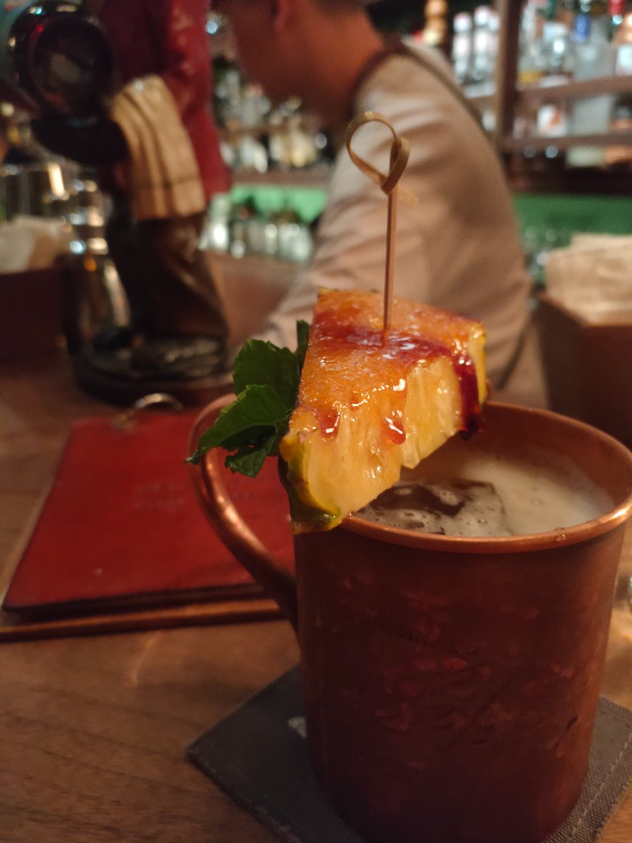 yodadal's tweet image. 喜歡喝酒的我 
造訪了TCRC第二次
真的很喜歡府城的這間調酒
調酒師滿足朋友的好奇把鳳梨拿去殺
糖烤鳳梨真的好香
到店一定要詢問
有什麼不在菜單上面的酒
第一杯鹽口杯加葡萄柚的調酒
第二杯不在單上的MaiTai
酒感較重 搭上焦糖鳳梨
層次感提升 到最後有點甜
但還是好喝
#UDD奇幻冒險
#前科累累
#TCRC