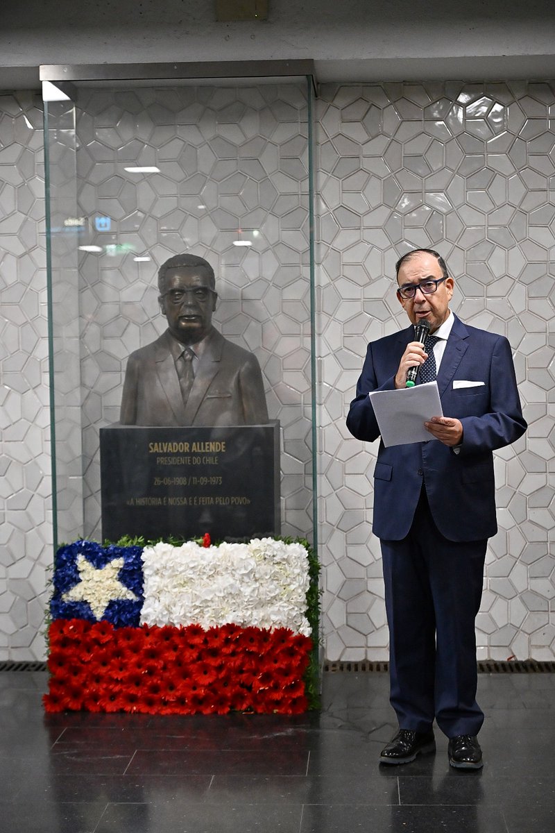 La Embajada de Chile en Portugal realizó una ofrenda floral en busto del ex Pdte. Salvador Allende en el Metro Arroios, Praça do Chile , Lisboa, a 52 años del 11/09/1973
Al homenaje acudieron autoridades portuguesas, representantes del cuerpo diplomático y de la comunidad chilena