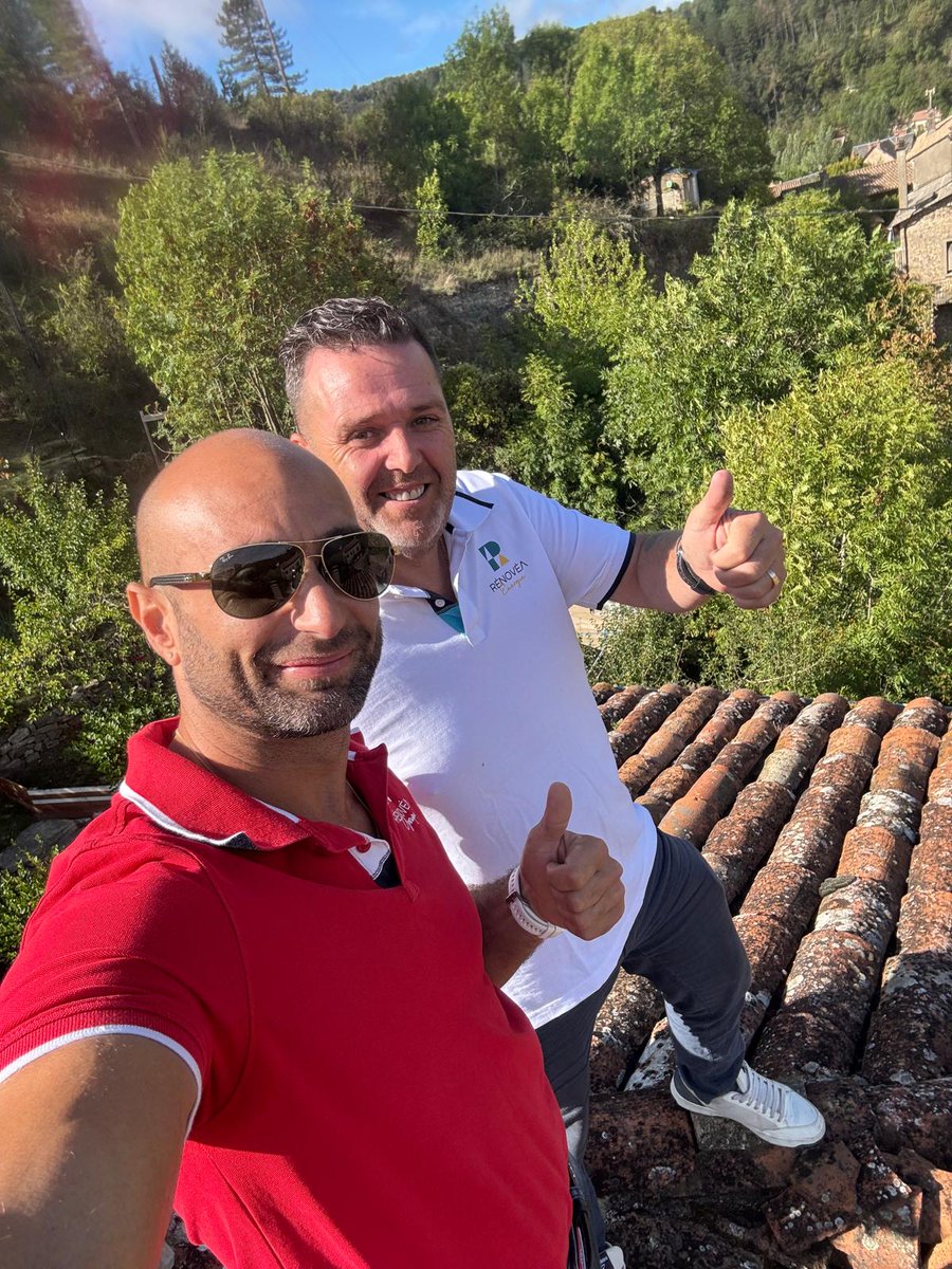 CONTRÔLE QUALITÉ 🔎 I Chez Rénovéa, le contrôle qualité est une étape essentielle : Ludovic Cirilo, fondateur de Rénovéa, accompagné de Franck Gaucher, conseiller technique Rénovéa, étaient pour cette raison à Alzon, sur une importante réfection de toiture.