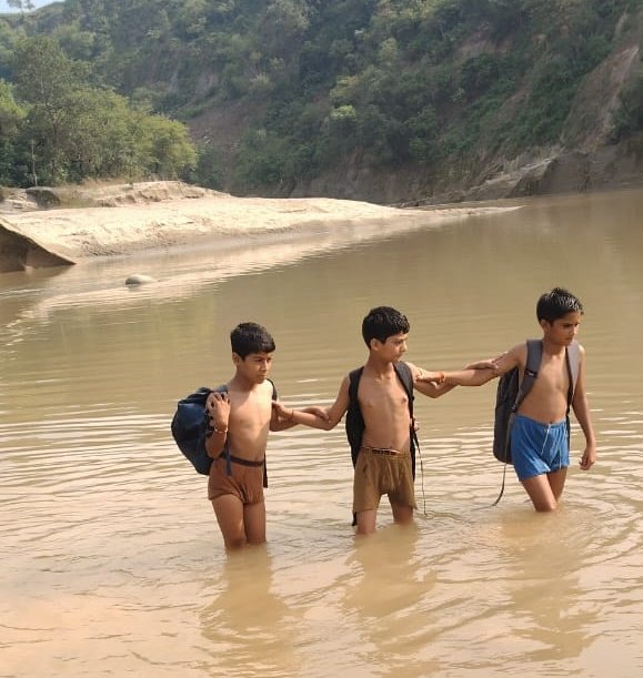 KomalSinghN18's tweet image. Samba: Even after 75 yrs of independence, Banab village kids still risk lives crossing flooded Basantar river with uniforms in bags just to reach school. Govt silence speaks loud. #Samba #Basantar #RightToEducation #WakeUpGovt