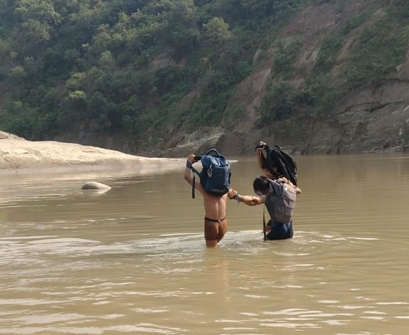 KomalSinghN18's tweet image. Samba: Even after 75 yrs of independence, Banab village kids still risk lives crossing flooded Basantar river with uniforms in bags just to reach school. Govt silence speaks loud. #Samba #Basantar #RightToEducation #WakeUpGovt