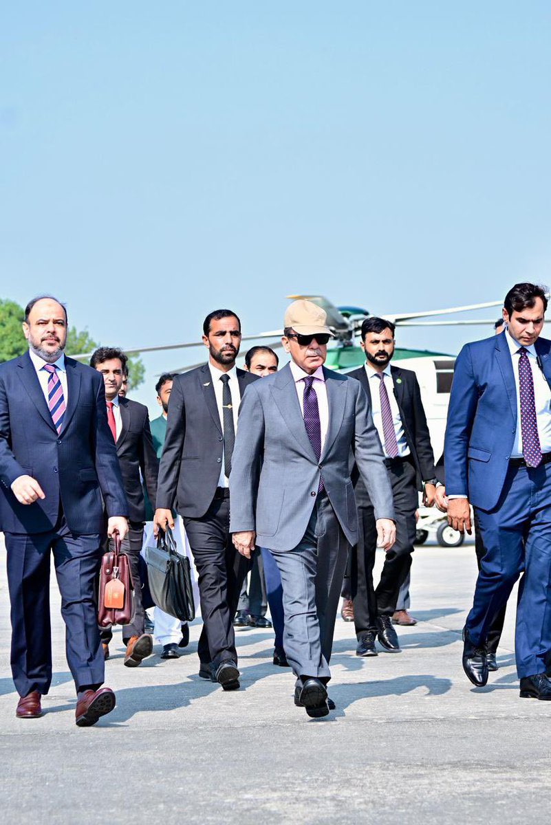 dr_koshur's tweet image. قطر ایٹم بم لےکے جاتے دیکھے جا سکتے ہیں پاکستان کے وجیرآجم۔