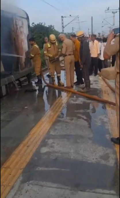 upnewz_'s tweet photo. साहिबाबाद स्टेशन पर आनंद विहार से पुनिया जा रही गरीब रथ एक्सप्रेस (05580) की सामान बोगी में सुबह आग लग गई। अग्निशमन दल ने तुरंत आग पर काबू पा लिया और बाकी डिब्बों को सुरक्षित बचा लिया। कोई जनहानि नहीं हुई।
#railwaysafety #firerelief #news https://t.co/ho4iCU7R8Y