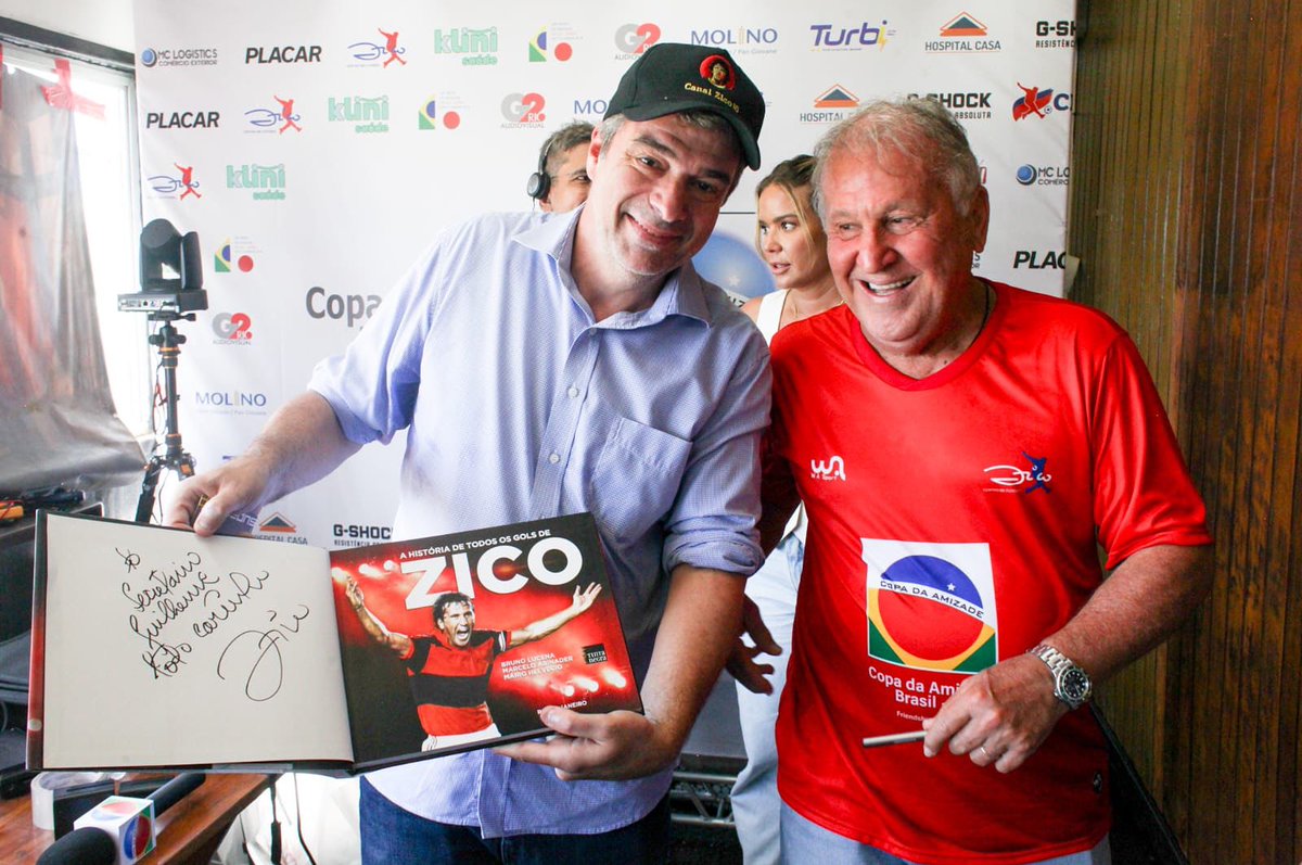 #TBT especial da semana passada!
Tive a honra de estar com meu ídolo da Nação Rubro-Negra, <a href="/Galinho1953/">Zico Oficial</a> — gênio que transformou futebol em arte e encantou o mundo com sua magia.

De quebra, levei pra casa um livro autografado com todos os seus gols. Já está na estante! 🏆📖