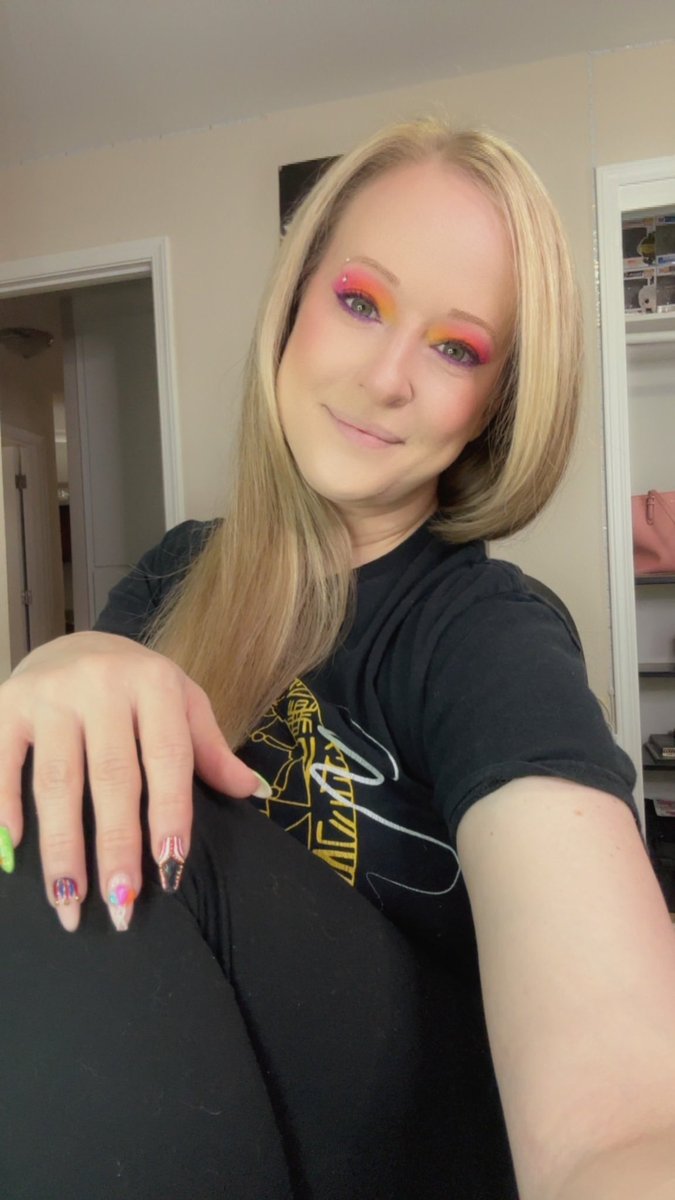 Happy Thursday peeps! I’ll be on #Twitch in about 30 mins stream for a little bit before my nail appt. Might play more Little Nightmares or some COD. Don’t know the mood yet, lol! Keep ya posted! twitch.tv/xo_sweet_pea_ox