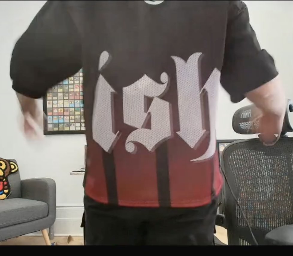 garyweb3x's tweet image. Birb Boss @spencer teasing us on stream with the new birb merch.
Love the ~birbish jersey, take my money 💸

@moonbirds @oddities_xyz @MythicBirbs