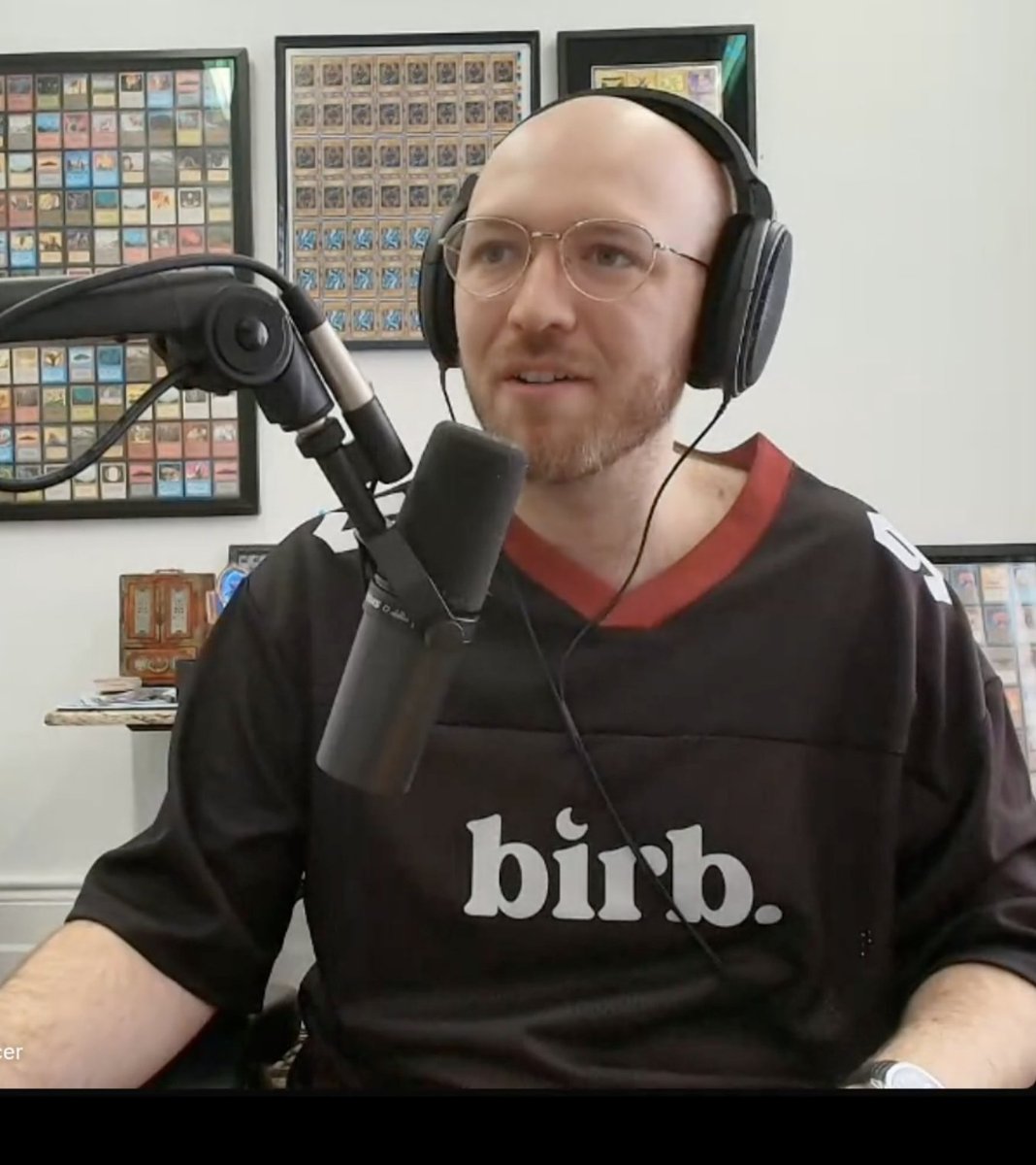 garyweb3x's tweet image. Birb Boss @spencer teasing us on stream with the new birb merch.
Love the ~birbish jersey, take my money 💸

@moonbirds @oddities_xyz @MythicBirbs