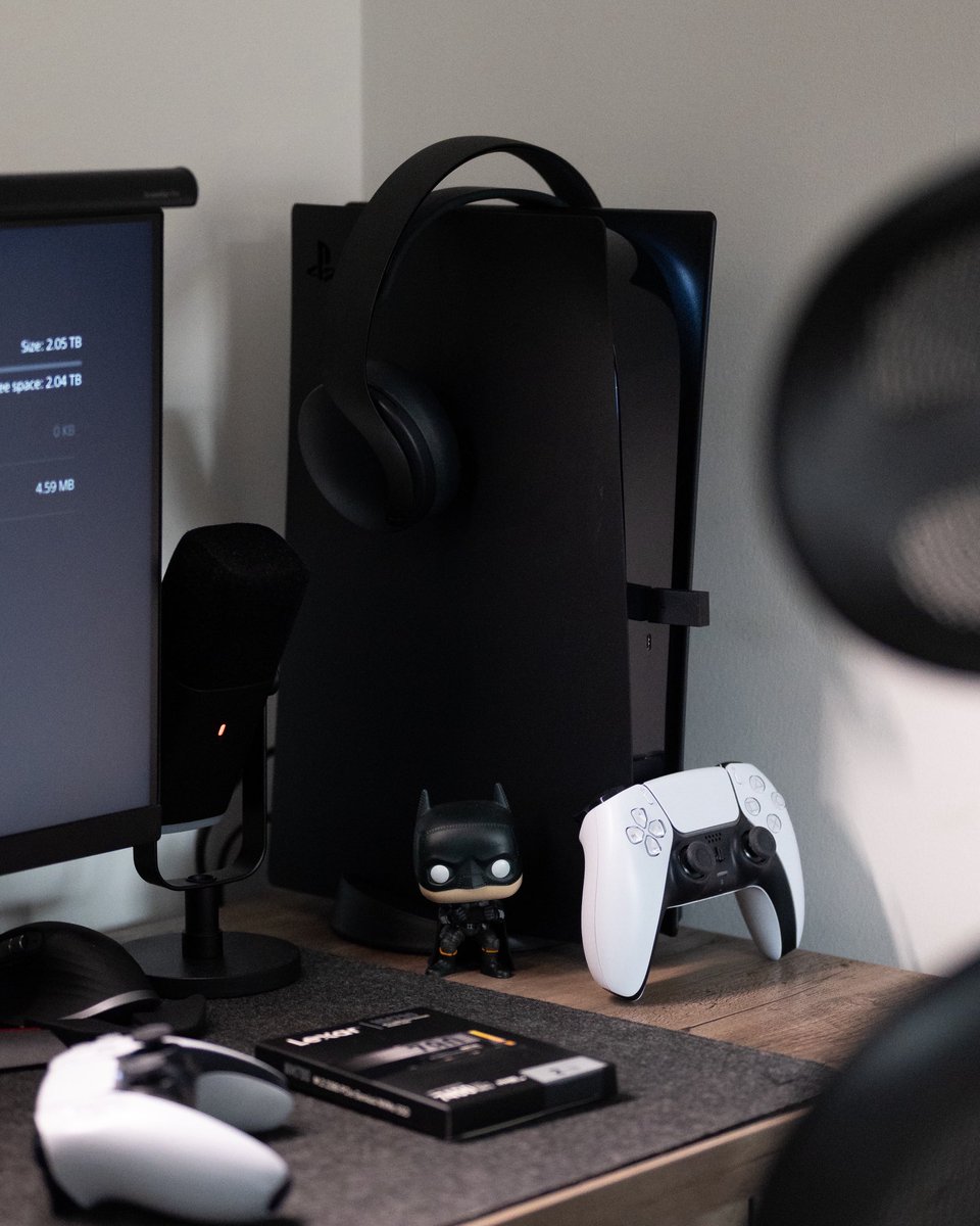 Loyalrex's tweet image. Finally installed my @lexarmemory M.2 SSD in my PS5. Time to fill it with games!