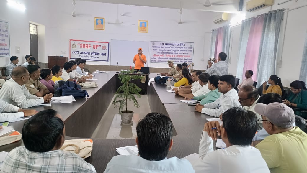 SDRF_UP's tweet photo. दिनांक 11.09.2025 को जनपद- आगरा अं��र्गत क्षेत्रीय ग्राम्य विकास संस्थान बिचपुरी आगरा में #SDRF_UP टीम द्वारा आपदा जोखिम न्यूनीकरण पर प्रशिक्षण प्रदान किया गया। https://t.co/9SrMiQMlS2