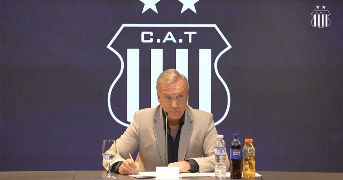 xlacamisetacba's tweet image. CONFERENCIA DE PRENSA DE #Fassi.

Blablablabla este…blabla
“Vamos a adelantar las elecciones”(jugada chabacana).
Blablabla este…blabla
“Tenemos 6 delanteros bárbaros” (0 goles).
Blabla, estee..
¡DEMASIADO GRE GRE PARA DECIR GREGORIO FASSI!
 #Talleres se está yendo al descenso.