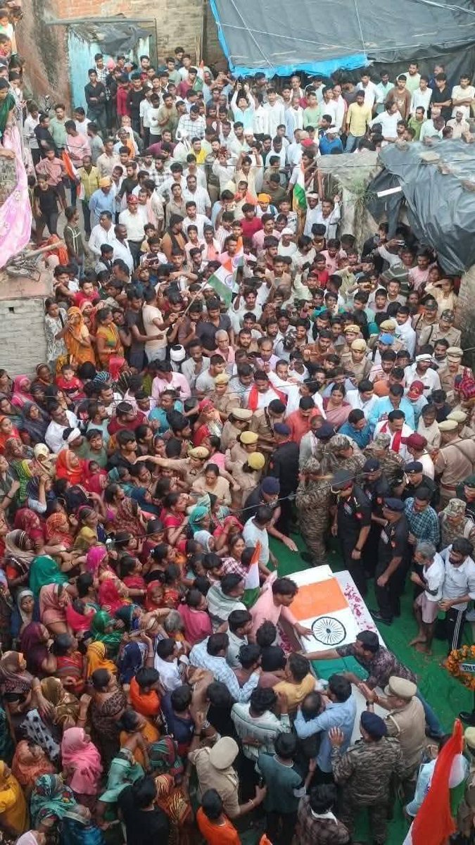 7417140477's tweet photo. शत शत नमन...🙏
वीर मोहित कुशवाहा जी, ग्राम जमौली, जिला औरैया की शहादत ने मन को गहरा दुःख पहुंचाया है। सियाचीन ग्लेशियर पर उनकी वीरता और बलिदान को कभी भुलाया नहीं जा सकता। ईश्वर से प्रार्थना है कि उनके परिवार को इस दुःख को सहन करने की शक्ति दें और उनकी आत्मा को शांति प्रदान करें। https://t.co/Ctp6pMNGyf